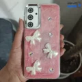 قاب گوشی سامسونگ گلکسی S24 FE (کاور رزینی برجسته طرح پاپیون رنگ گلبهی)
