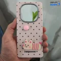 قاب گوشی شیائومی ردمی نوت 14 پرو 4G (کاور عروسکی Jumpmoon طرح پیشی رنگ گلبهی با گوی صورتی)